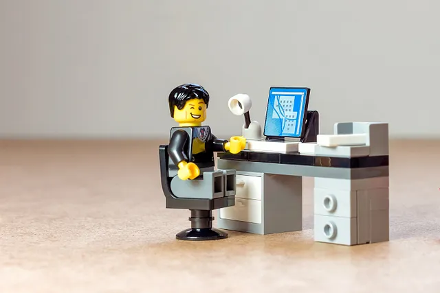 What is full desk recruiting? This blog compares the differences between the 360 & 180 roles available in recruitment.